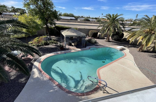 5 star resort pool,jet tub, out Drshower,barbeque,fire pit,tv’s,amazing backyard