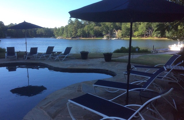 500' of Lakefront : 3 Million House, POOL ! Boat to Rent! 2 night minimums