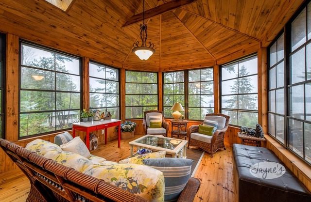 5bdrm 4bath cottage in LOB!