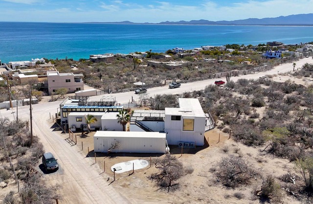 5BR/4BA repurposed shipping containers. Multiple decks, firepits, Fast Wifi (250 mb+) w/Starlink backup, new premium X8 Bullfrog hot tub. Free use of inflatable SUPs, beach chairs & other beach toys. Enjoy a game night in our retro video arcade.