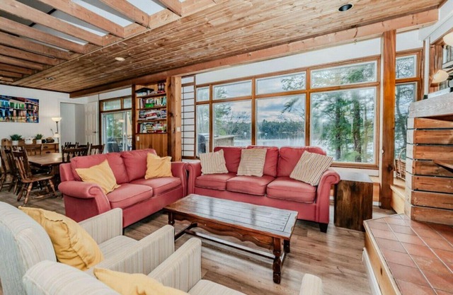 5BR Family Lakefront Cottage, Walk to Bala!