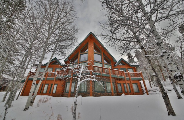 5BR Luxury Mountain Home: Large Hot Tub, 3 Living areas, 3 Master Suites
