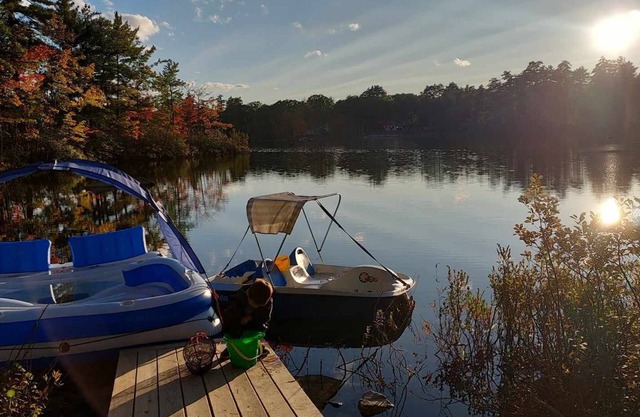 5br, private beach, waterfront for year round fun. Close to Ski and trials.