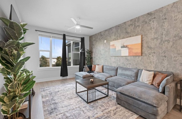 5min to Broadway | Pool | King Bed | Gym | Parking