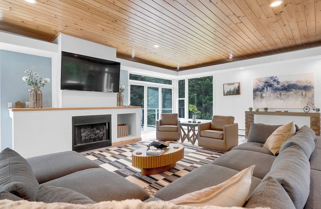 5mins to Bethel/Hot tub/Modern/Private/Fast Wi-fi
