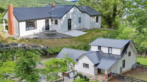 6 Acre Estate 2 Homes Hot Tub Families Parkway