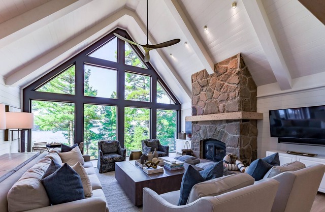 6 bdrm, 5 bath Luxury Cottage, Boathouse, Lake Muskoka, All day sun!