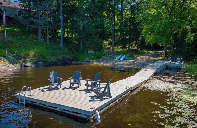 6 Bed 4 Full Bath Muskoka Waterfront Cottage! Sleeps 14