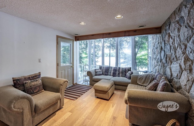 6 bed 5 bath cottage on Lake Muskoka