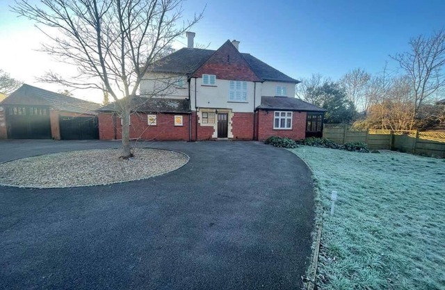 6 Bed-Sleeps 10-Gym-HotTub-Garden-Parking
