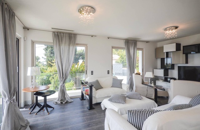 6 bedroom accommodation in Gattieres