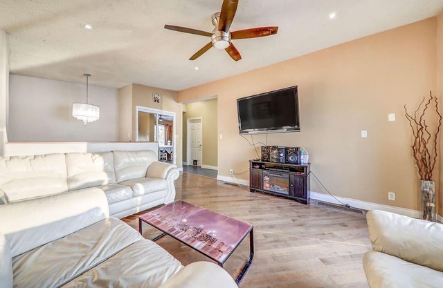 6 bedroom, breathtaking view , stunning lakefront, hotub , 50 Min T.O