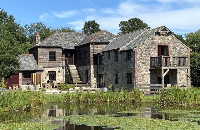 6 bedroom Lakeside cottage with fishing, pool, hot tub games room & so much more