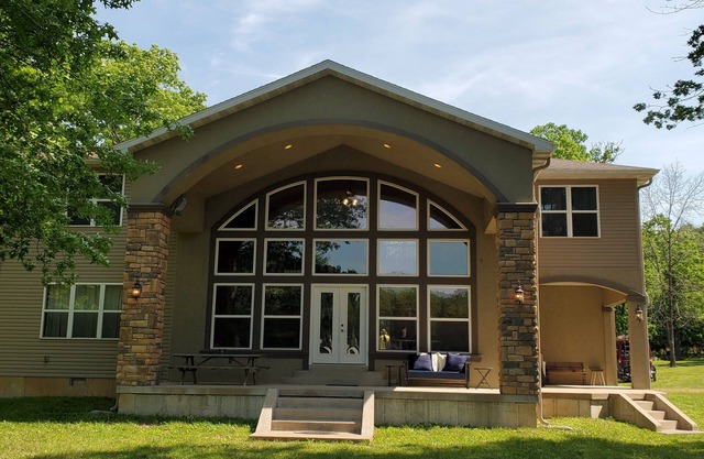 6-bedroom vacation home just 10 minutes from town.