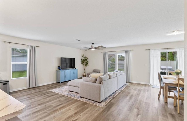 6 Beds | 12 Mins to the Beach | Pets OK fenced in yard!