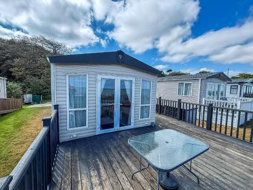 6 Berth Luxury Caravan With Full Sea Views At Azure Seas In Suffolk Ref 32069Az
