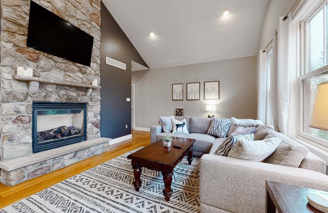 6 Fieldstone Ct