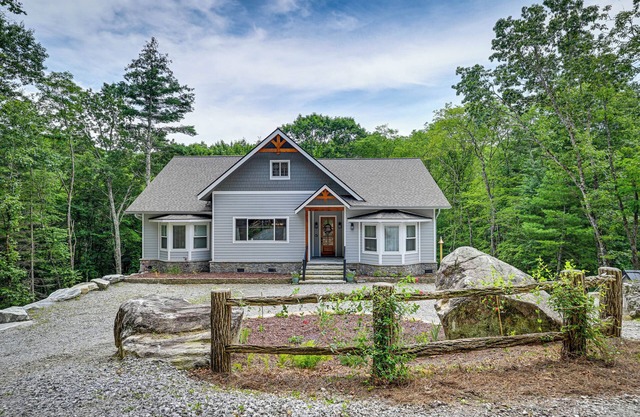 6 Mi to Dtwn Cashiers: Spacious Home w/Deck