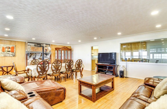 6 Mi to UNM: Albuquerque Family Abode w/Views!