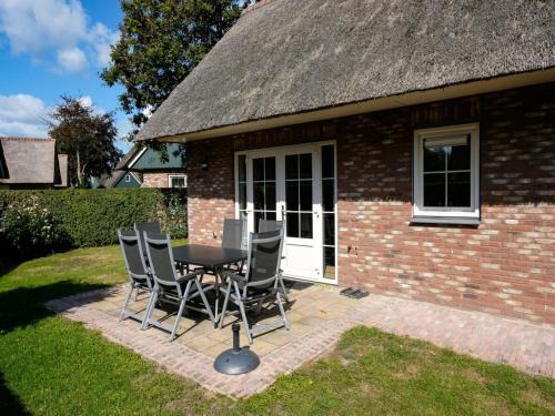 6-person holiday villa with garden