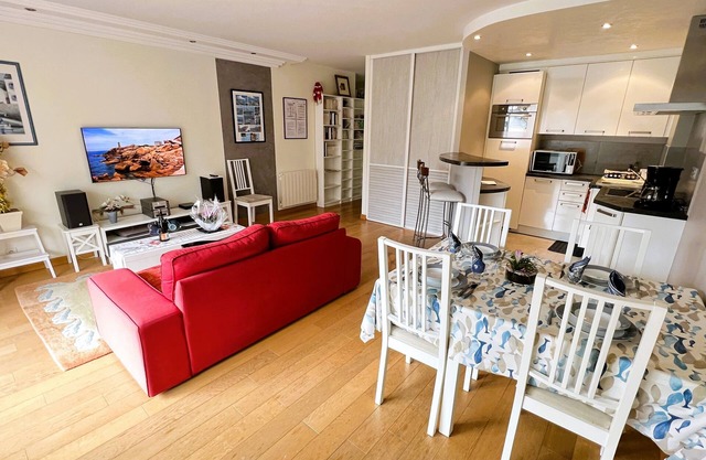 60 sq.m luxury apartment for 4-5 people, downtown and sea, near the beach, parking, WIFI Internet