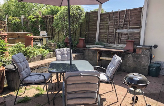 62 DANLAN ROAD, pet friendly, country holiday cottage in Pembrey