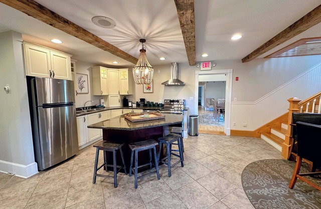 68CP: Luxury farmhouse at the award-winning Bellevue Barn, 2 min to Santa's Village, AC, fireplace!
