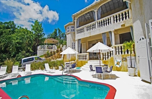 6BR Charming Beachfront Villa w/Pool and Staff