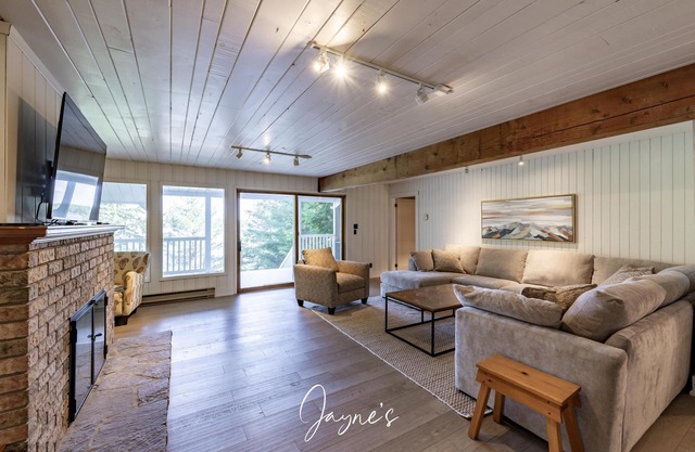 7 bed 4 bath cottage with 300ft waterfront on Lake Rosseau