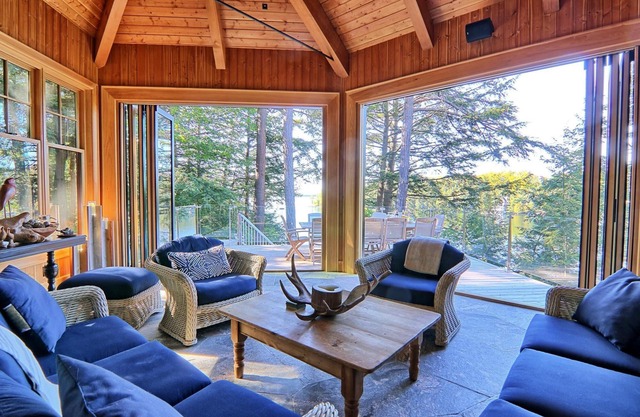 7 bedroom, 5 bath, Sauna, Luxury New Build! Private! Lake Rosseau!