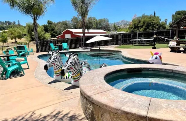 7-Bedroom Family Farm Retreat- Pool, Hot Tub, Game Room, Farm Stand, Chickens