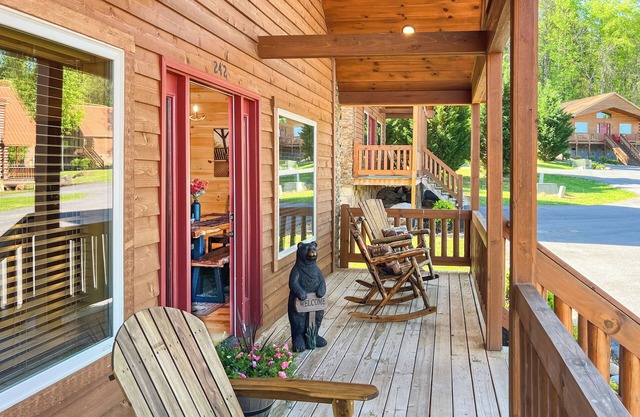 7 min to National Park! Resort cabin-Pickleball court-Hot tub-Arcade-Pool table
