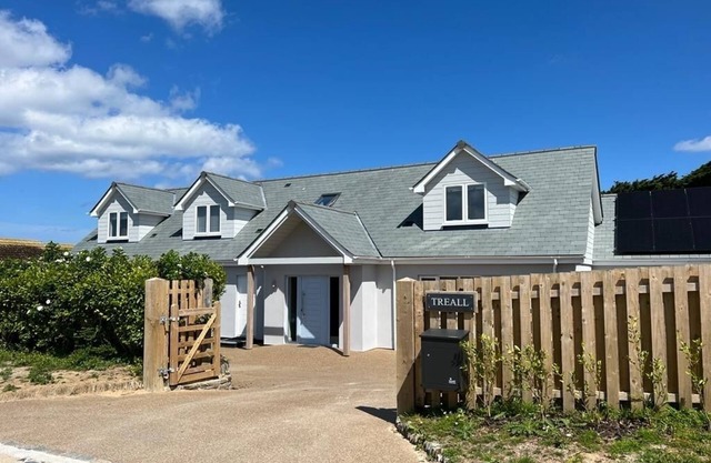 7 minute walk to Constantine Bay beach and Trevose Golf Club