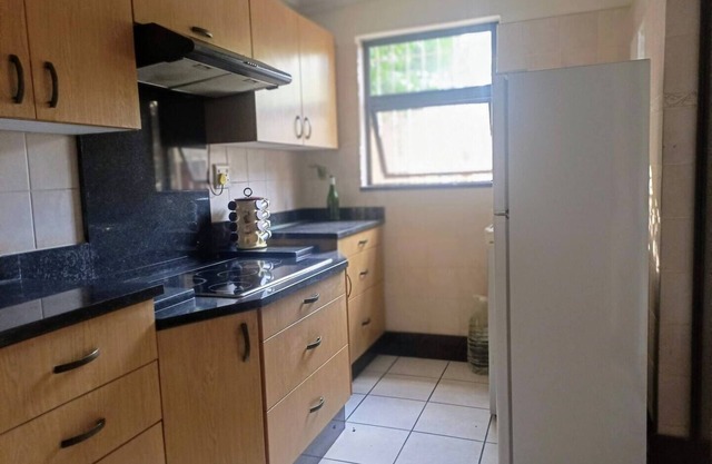 7 on School - cozy guesthouse close to airport
