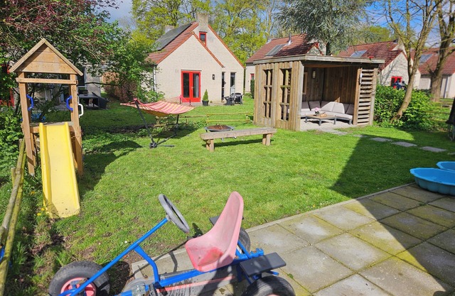 7 pers house -playground/room, fireplace, porch, close to lake & park facilities