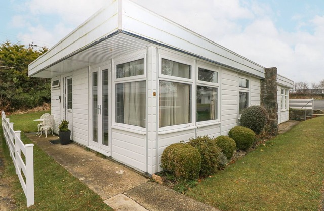 7 THE WOODLANDS, family friendly, with a garden in Haverfordwest