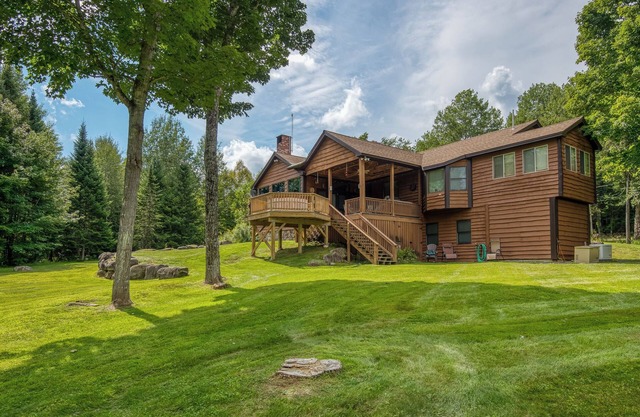 7 Valley View Lodge - Private, exquisitely decorated chalet close to downtown Rangeley.