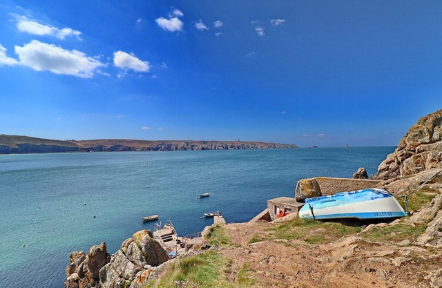 720-Pretty Breton penty in a quiet location ideal for visiting Cap-Sizun