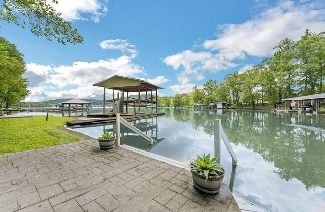 726 Halfmoon Shores Drive · 6BR Lake Front - Boathouse - Dock - Screened Porch