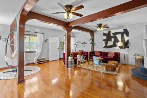 7BR 7BA Big House 1 block from Tropicana and Beach
