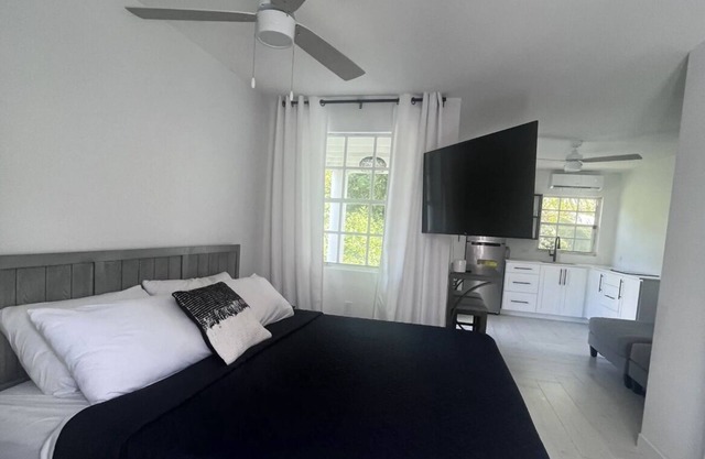 7mile-Hidden Hideaway-King Bed-Kitchen-Pool