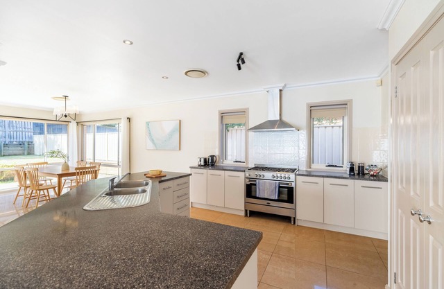 7min Walk to Metro Station, Elegant 5BR House