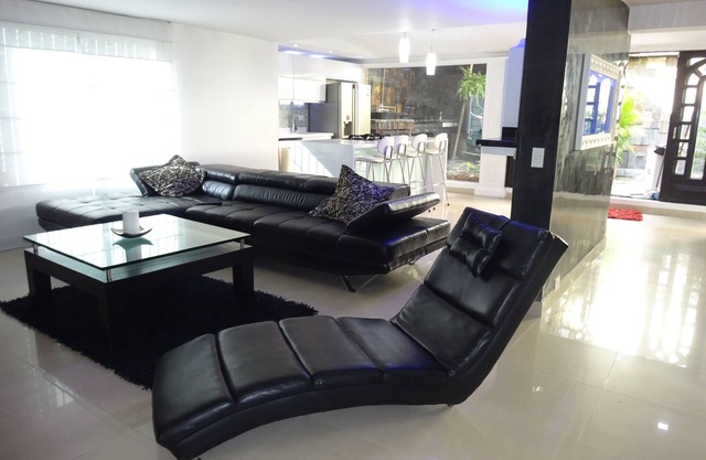 8 BR Luxury 6000 S.F. Mansion , 2 Bars Hot Tub, Bbq and Ac