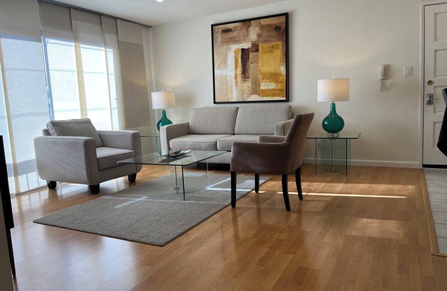 8. Delightful 2 Bedroom Apt/parking in city center