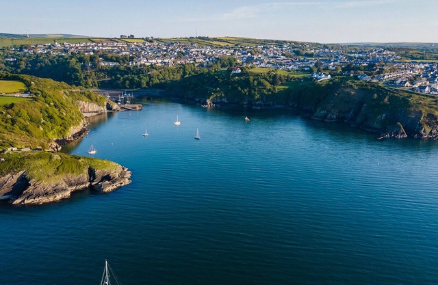 8 Garn Ingli, Holiday Home Fishguard, Sleeps 5, 3 bedrooms, bathrooms