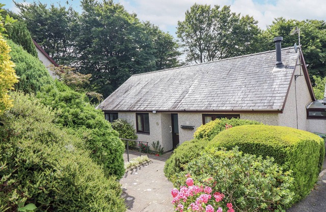 8 GLAN YSGETHIN, pet friendly, character holiday cottage in Barmouth