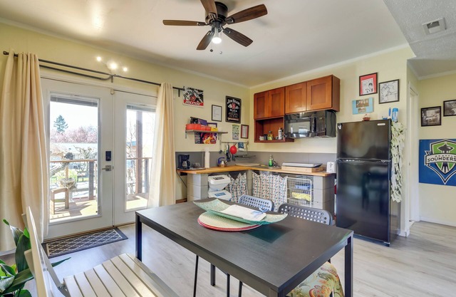 8 Mi to Pike Place Market: Unit Near Bus & Park