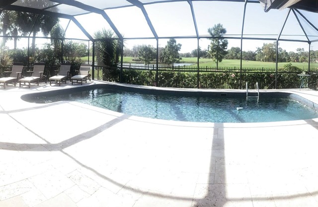 8 miles from Fort Meyers Beach-4 bedroom home with private pool & more
