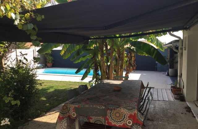 8-person house with heated pool close to shops