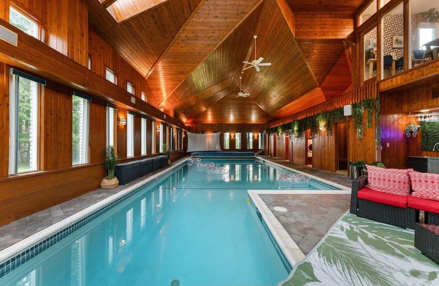 8000+ sq ft MANSION with indoor pool for 20+ guests! The Sens old Party House!